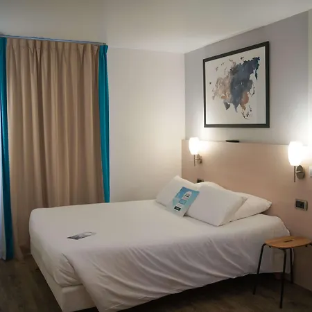 Kyriad Hotel 2*